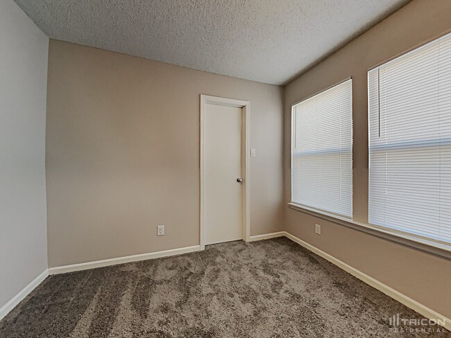 Building Photo - 2255 Westmere Dr