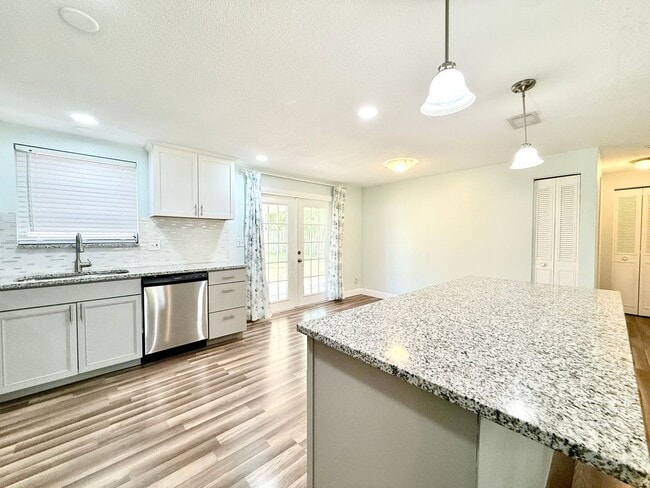 Building Photo - Relaxed Florida living at this 3Bedroom/ 2bath home in the Heart of Daytona Beach!