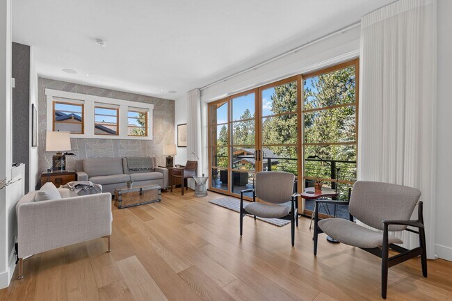 Building Photo - Stunning Mountain Home