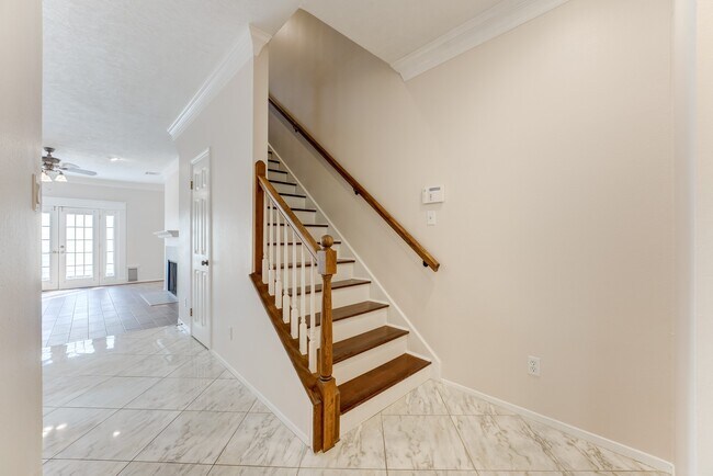 Building Photo - 1039 Fountain View Dr