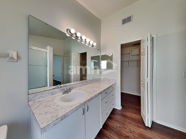 Building Photo - 96 Knights Hollow Dr