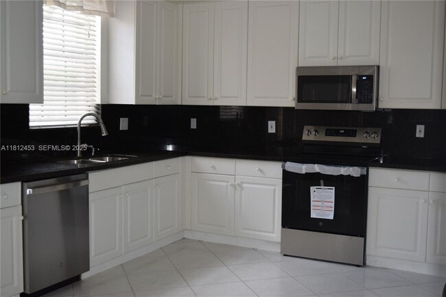 Building Photo - 991 Crestview Cir