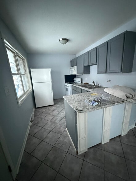 Building Photo - 328 Heath St