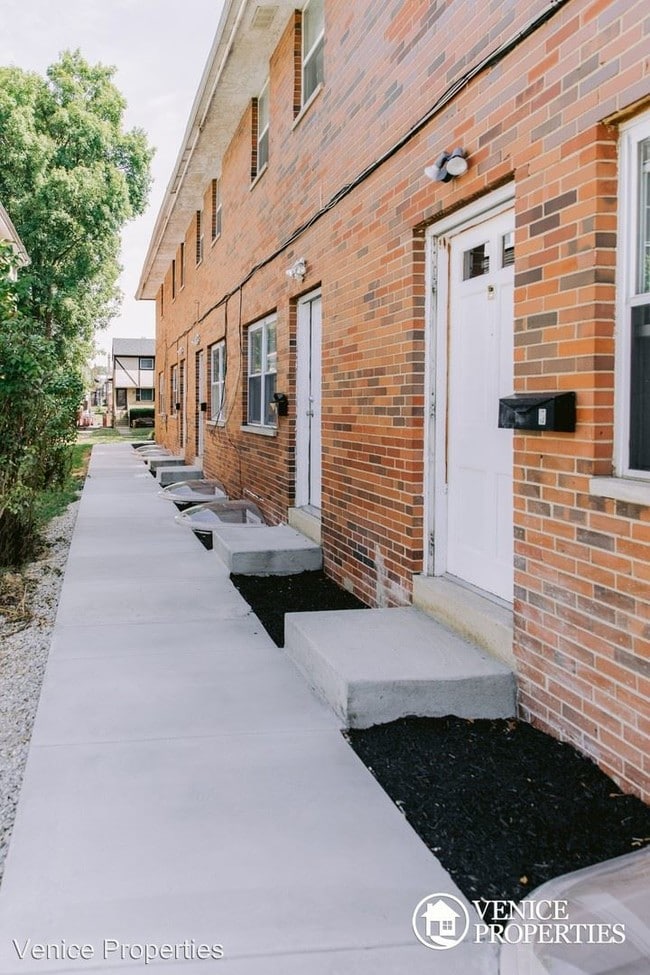 Building Photo - 171 E 12th Ave