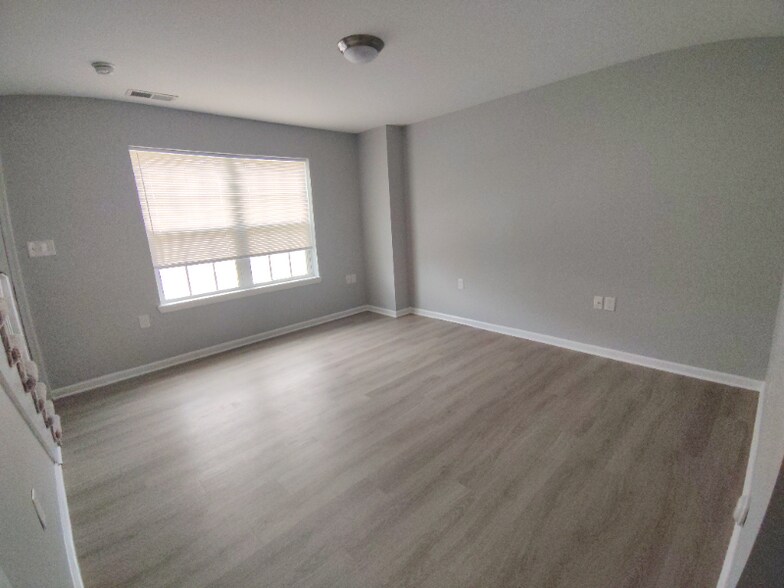 Building Photo - 77 Duiguid Dr