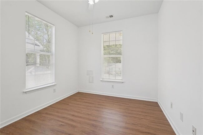 Building Photo - 2596 Bates St SE