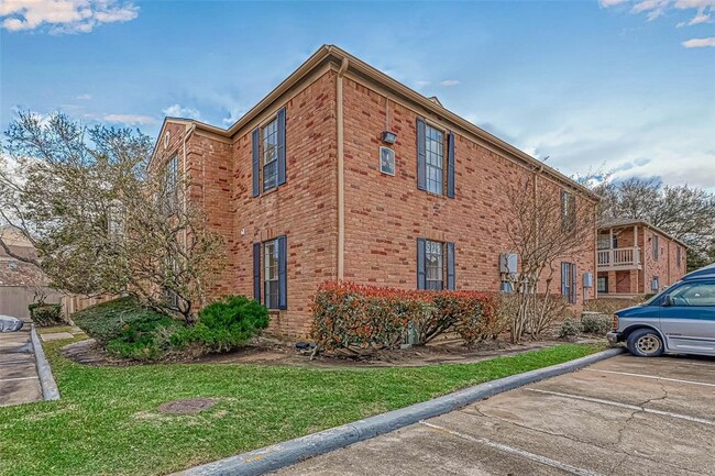 Building Photo - 2255 Braeswood Park Dr