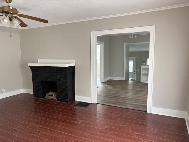 Building Photo - 3 Bedroom 1 Bath 2 Story Home