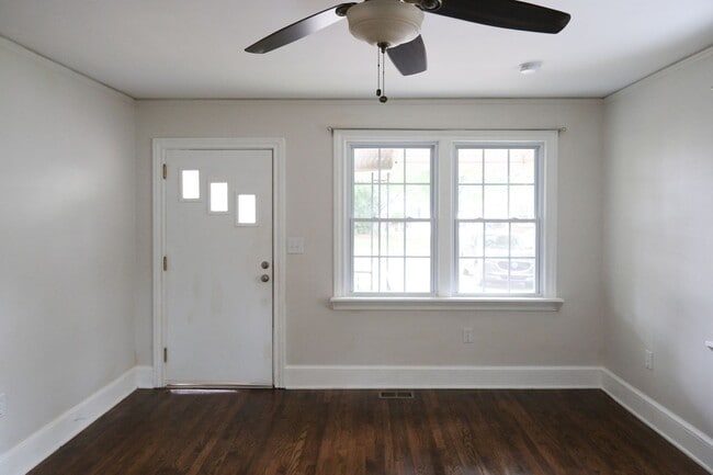 Building Photo - 2 bedroom, 1 bath Brick Bungalow in Prime ...