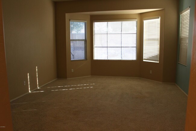 Building Photo - 875 W Aloe Pl