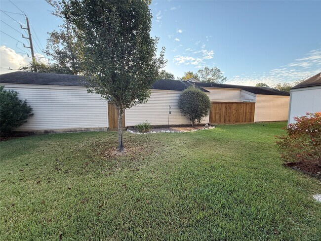 Building Photo - 12800 Briar Forest Dr
