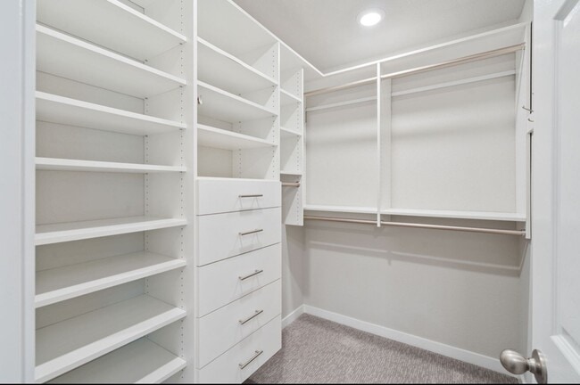 Building Photo - **Welcome Home to Your Dream Residence in Roseville!**