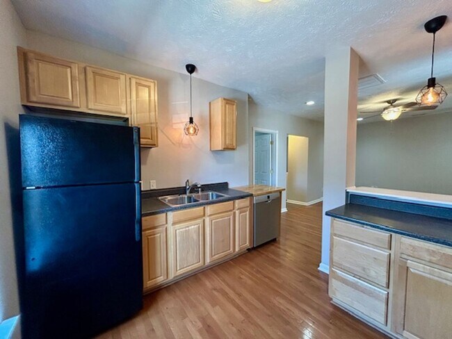 Building Photo - Beautiful 2 Bedroom 1 Bathroom Upper Unit in Fountain Square