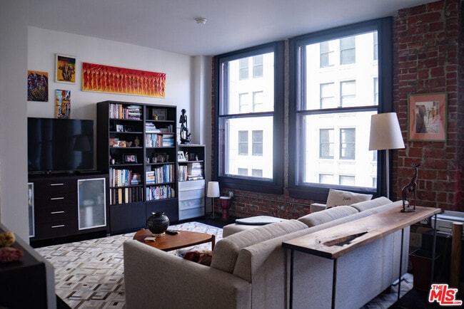 Building Photo - 460 S Spring St