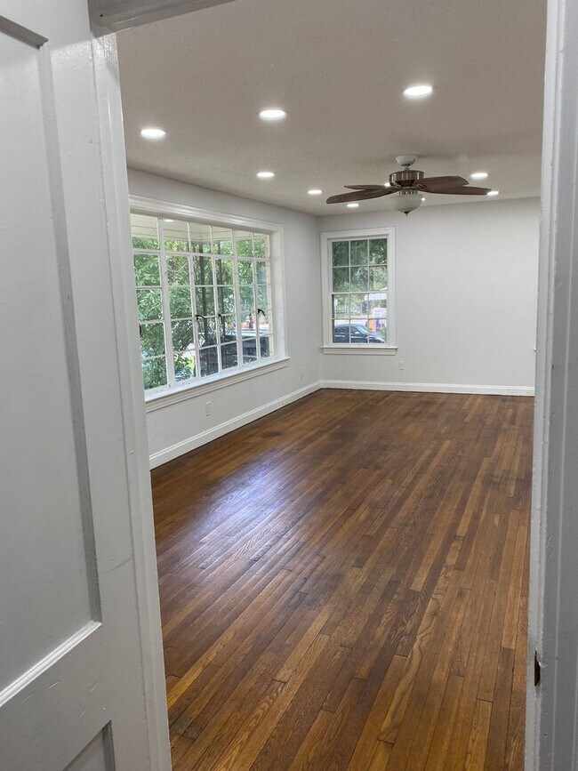 Building Photo - UT PRE LEASE: Charming 3 bed / 2 bath Hous...