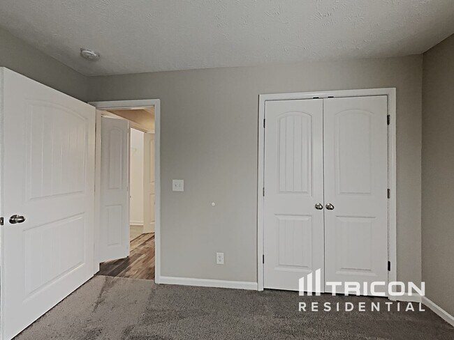 Building Photo - 552 Medallion Cir
