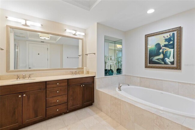 Building Photo - 300 Beach Dr NE