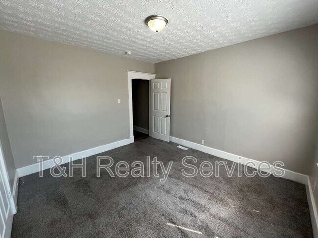 Building Photo - 512 E 33rd St