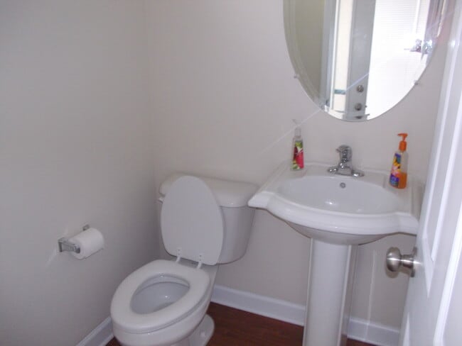 Building Photo - 60 Summer Hill Ct