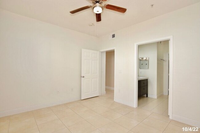 Building Photo - Beautiful 3/2 Spacious Condo with Lawn Car...