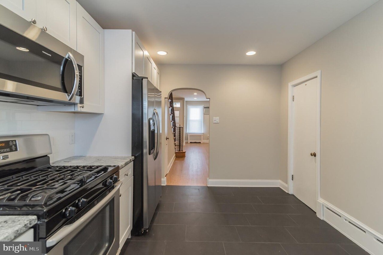 Kitchen w/ coat closet - 1523 S Mole St