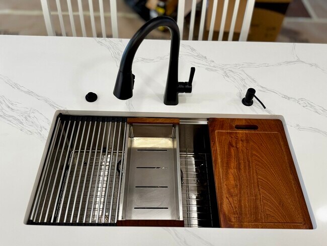 Building Photo - 12 Linden St