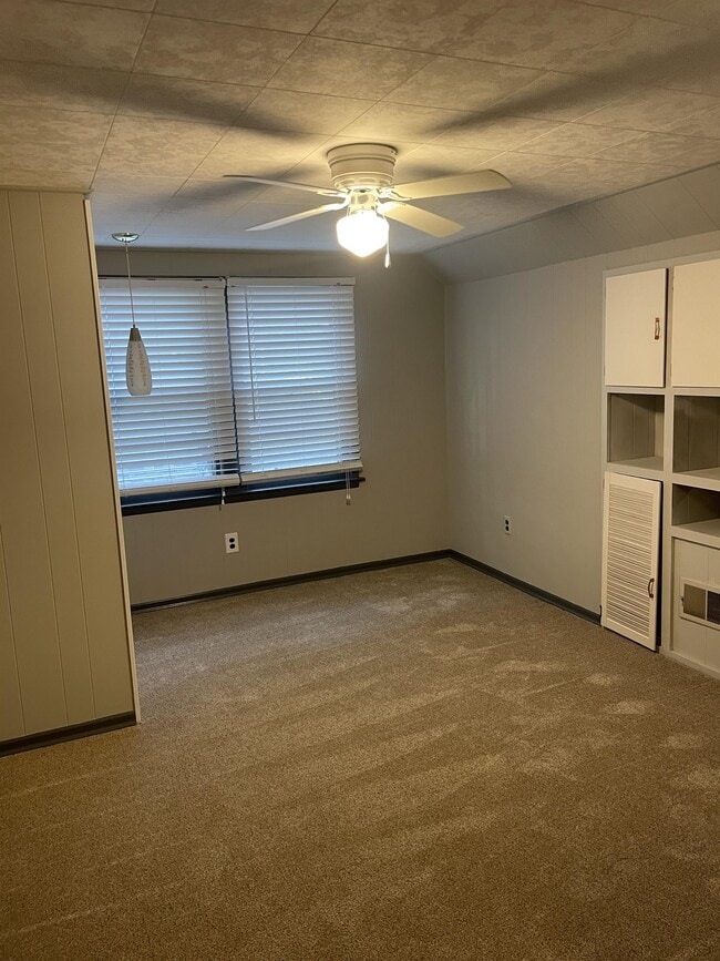 Building Photo - 503 E 8th St