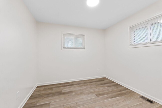 Building Photo - 1758 Marsdale Ave