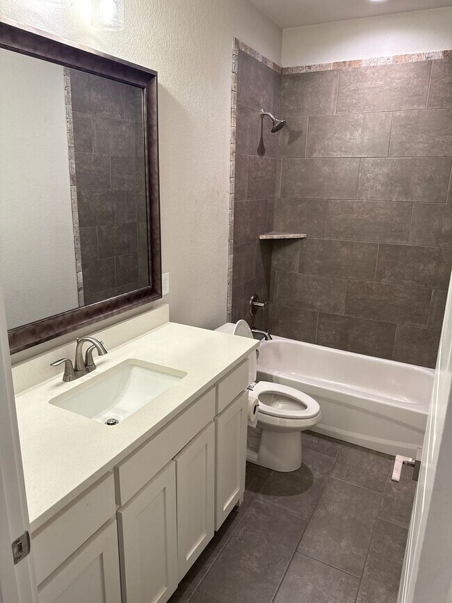 Building Photo - 3/2/2 MOVE IN SPECIALS -Great Location -