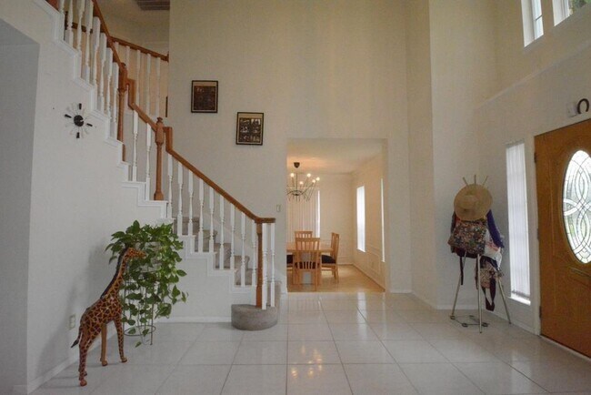Building Photo - 2114 Avenida La Quinta St