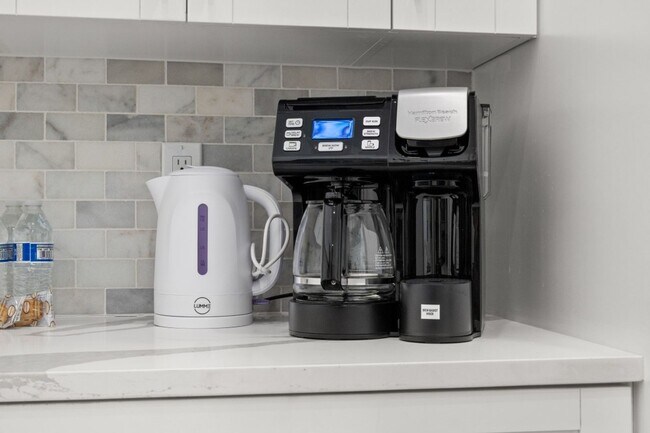 Building Photo - Gorgeous New Constriction House in Tampa - B