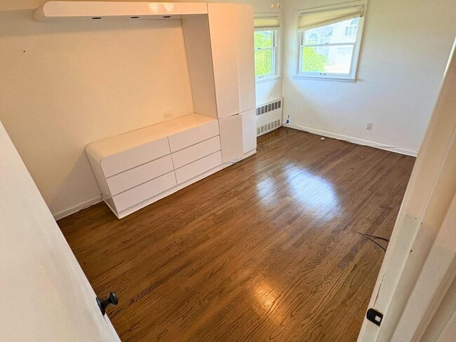 Building Photo - 310 S Oyster Bay Rd
