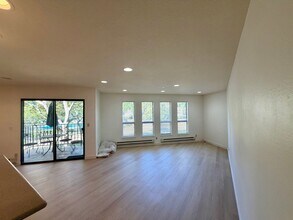 Building Photo - Prime Location! 2 Bedroom 2 Bath !
