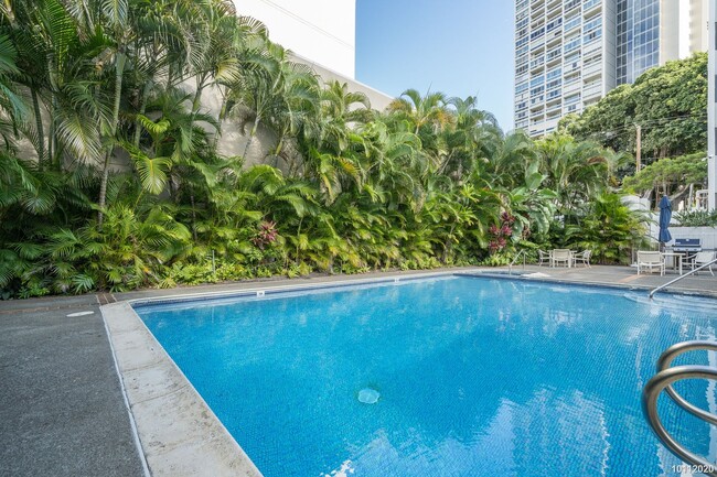 Building Photo - $3900/ 3 BED / 2 BATH in  PUNAHOU REGENCY