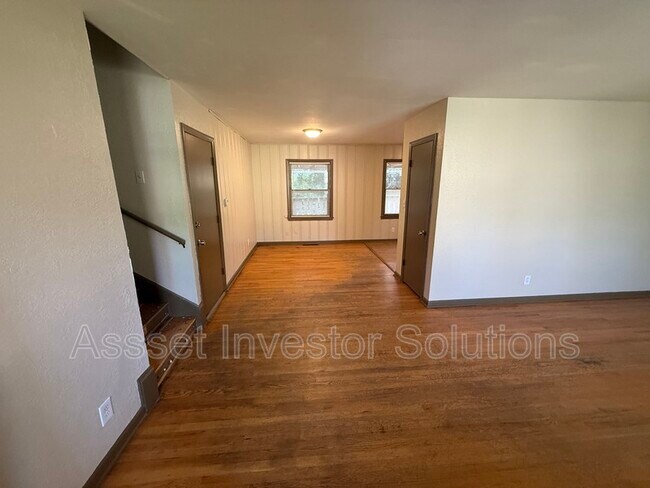 Building Photo - 9605 Belmont Ave