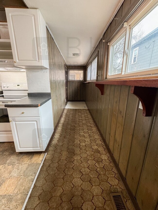 Building Photo - PET FRIENDLY 1 BEDROOM UNIT. INCLUDES UTILITIES AND STORAGE