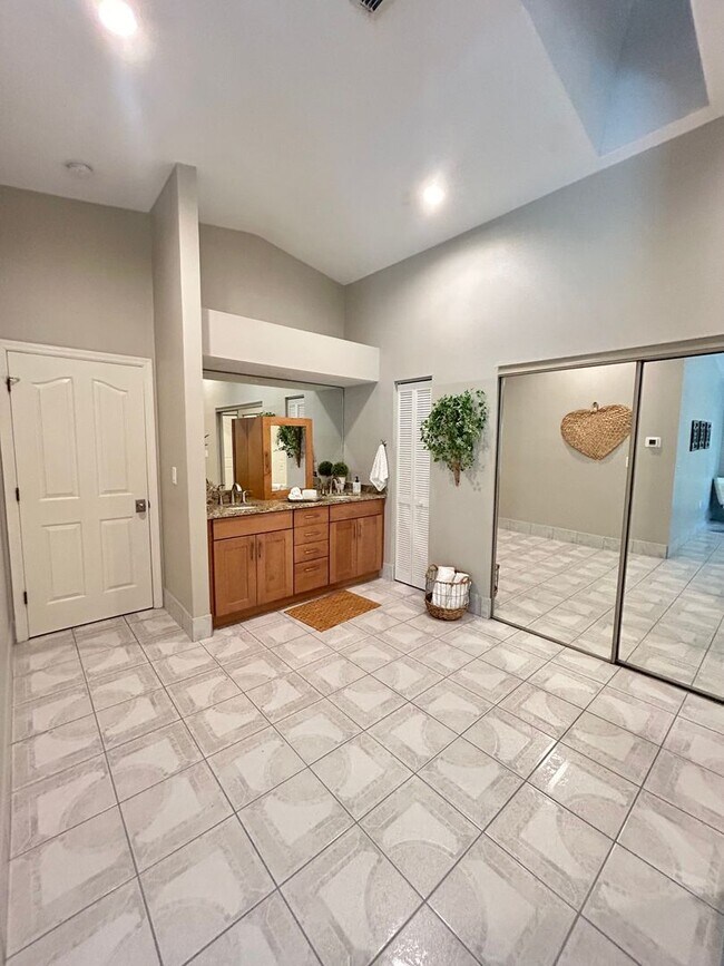 Building Photo - Gorgeous 3 Bed/3 Bath in Tranquil Gated Co...