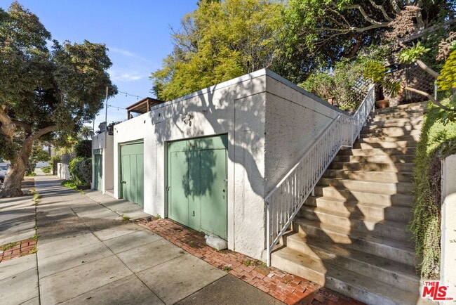 Building Photo - 2429 Beverley Ave