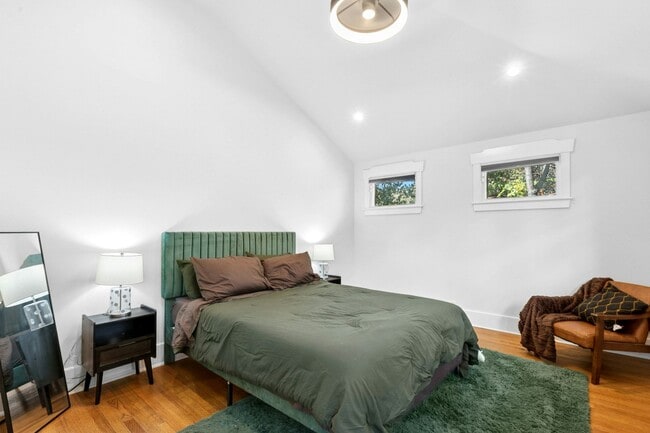 Building Photo - 1206 W 22 1/2 St