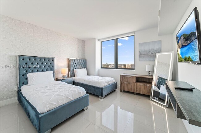 Building Photo - 2600 E Hallandale Beach Blvd