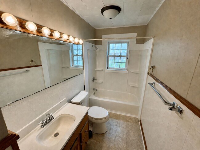 Building Photo - 627 Golfview Dr