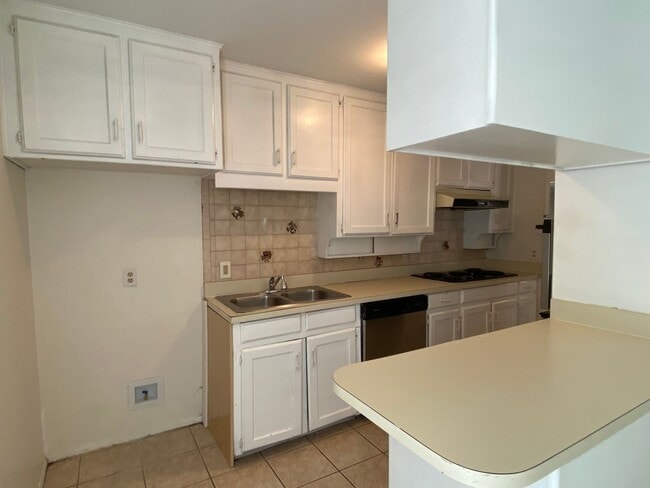 Building Photo - ***$500 off First Full Months rent with mo...