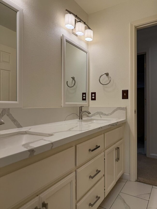 Building Photo - Lovely 5/3 with a desirable downstairs bedroom.