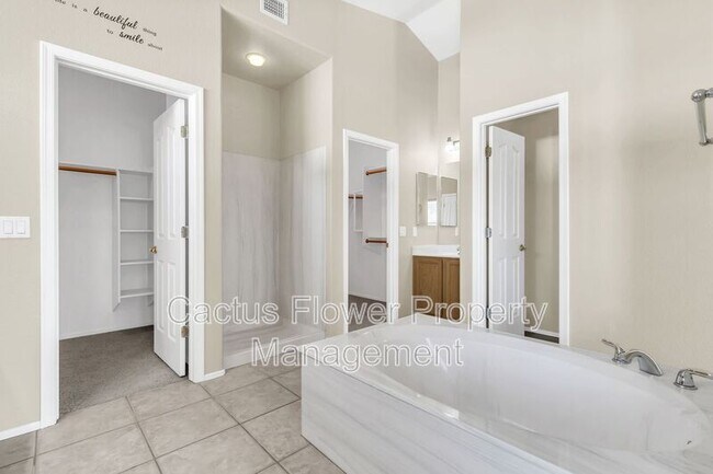 Building Photo - 2524 N Sunrise