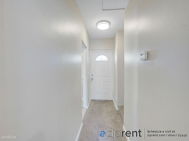 Building Photo - 2 br, 1 bath Triplex - 425 East Hermosa St...