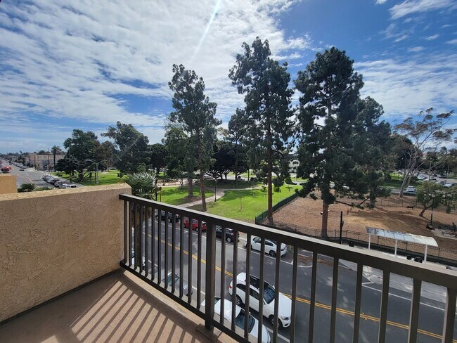 Building Photo - HUGE UPPER 1BD/1.5BA CONDO WITH LOFT, PARKING LAUNDRY AND 2 PRIVATE BALCONIES!!