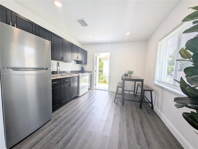 Building Photo - 1108 N 19th Ave