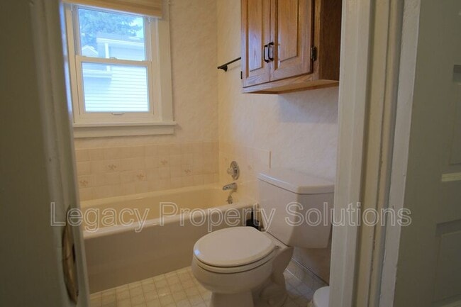 Building Photo - 609 N 13th St