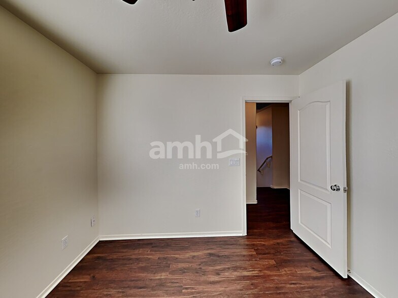 Building Photo - 2549 E Bart St