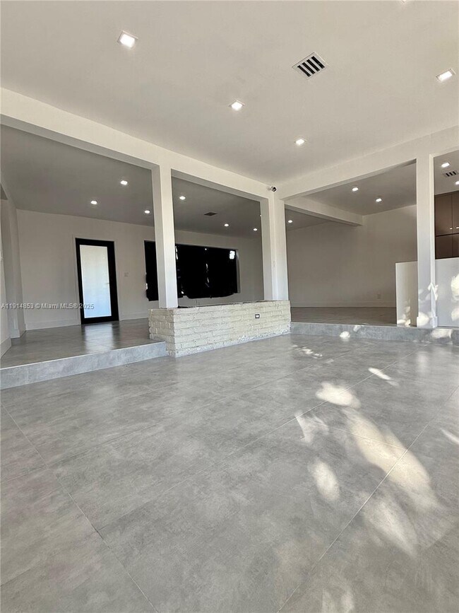 Building Photo - 12615 N Miami Ave